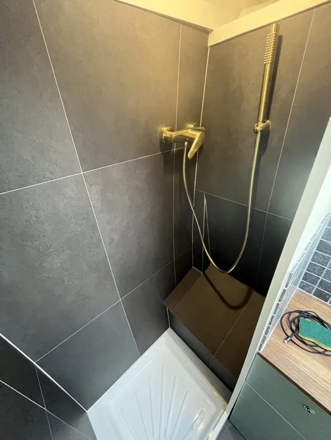 Douche de Pénélope avec robinetterie dorée