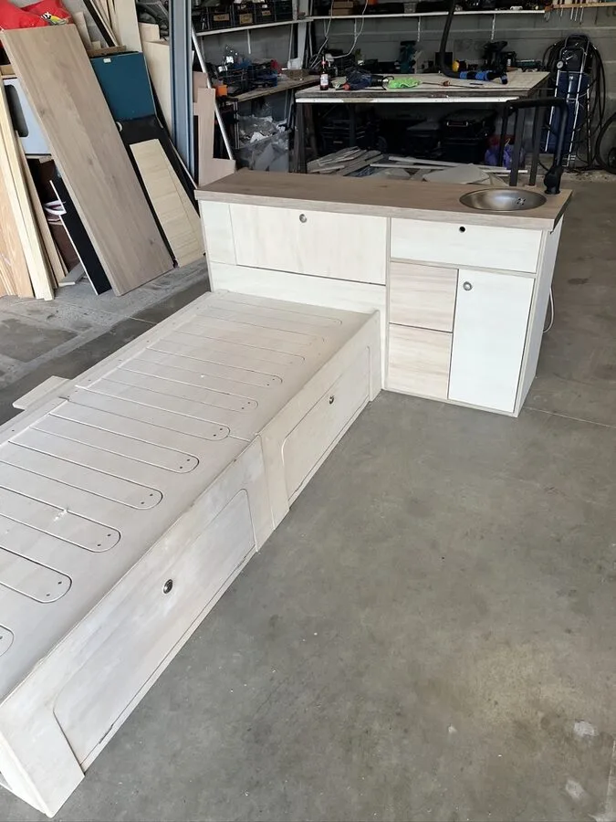 Lit peigne et bloc cuisine avec évier en bois clair, fabriqués sur mesure à l'atelier